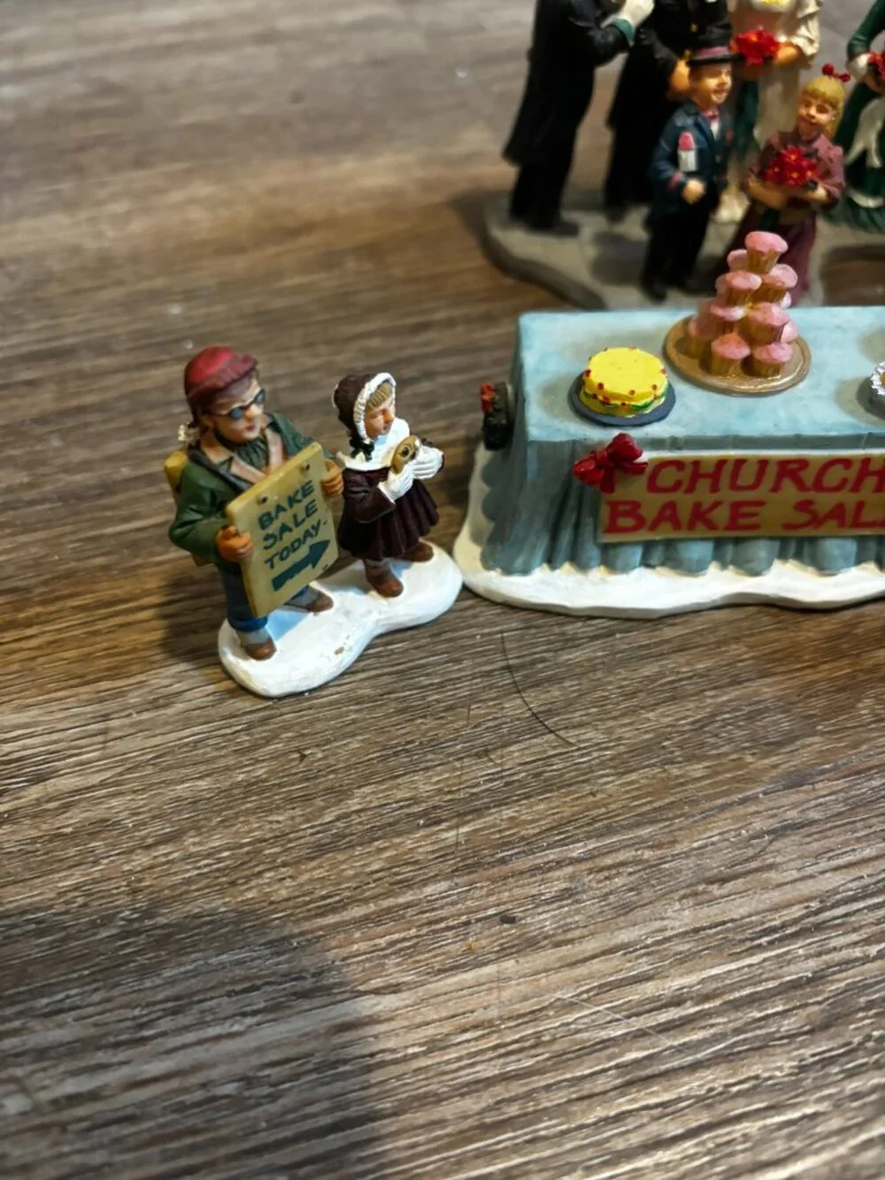 Lemax Christmas Village light up house St, Nicholas Church set w/8 accessories